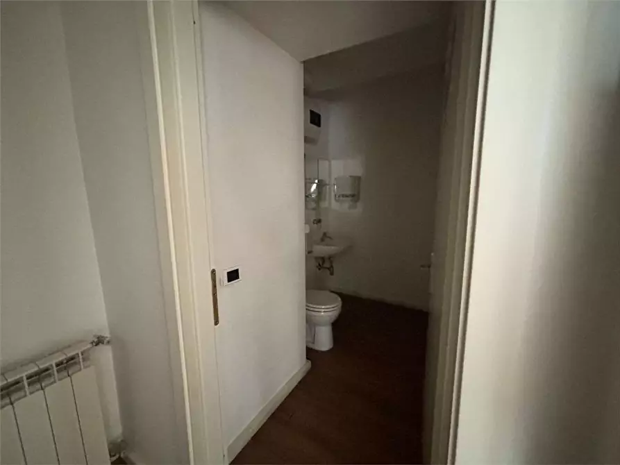 Immagine 3 di Ufficio in affitto  a Livorno