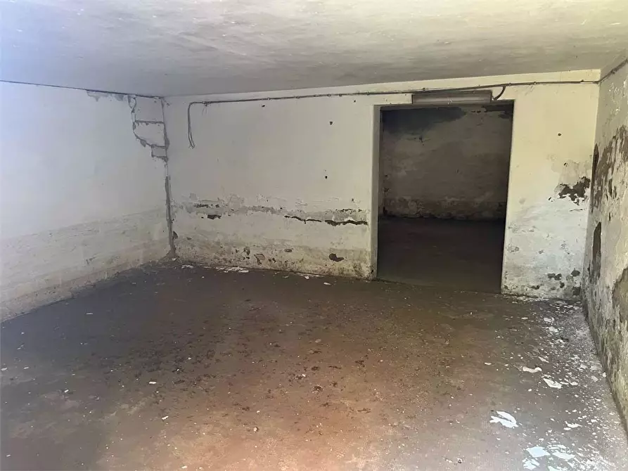 Immagine 2 di Magazzino in vendita  a Livorno