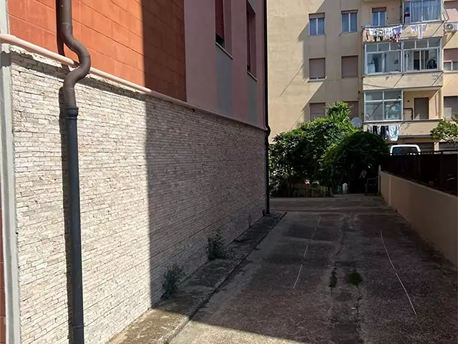 Immagine 1 di Magazzino in vendita  a Livorno