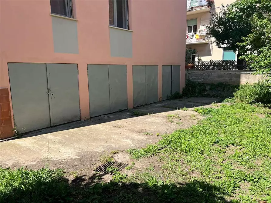 Immagine 4 di Magazzino in vendita  a Livorno