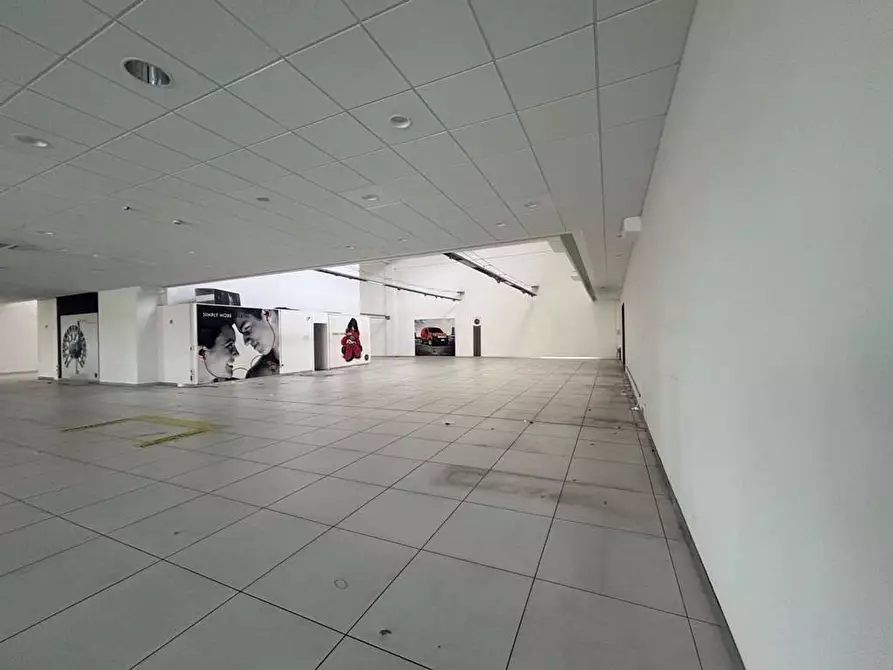 Immagine 29 di Capannone industriale in affitto  a Livorno