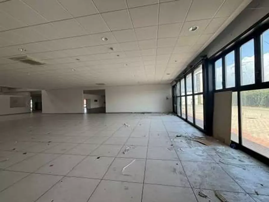 Immagine 15 di Capannone industriale in affitto  a Livorno