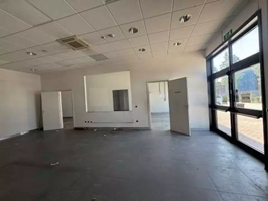Immagine 9 di Capannone industriale in affitto  a Livorno