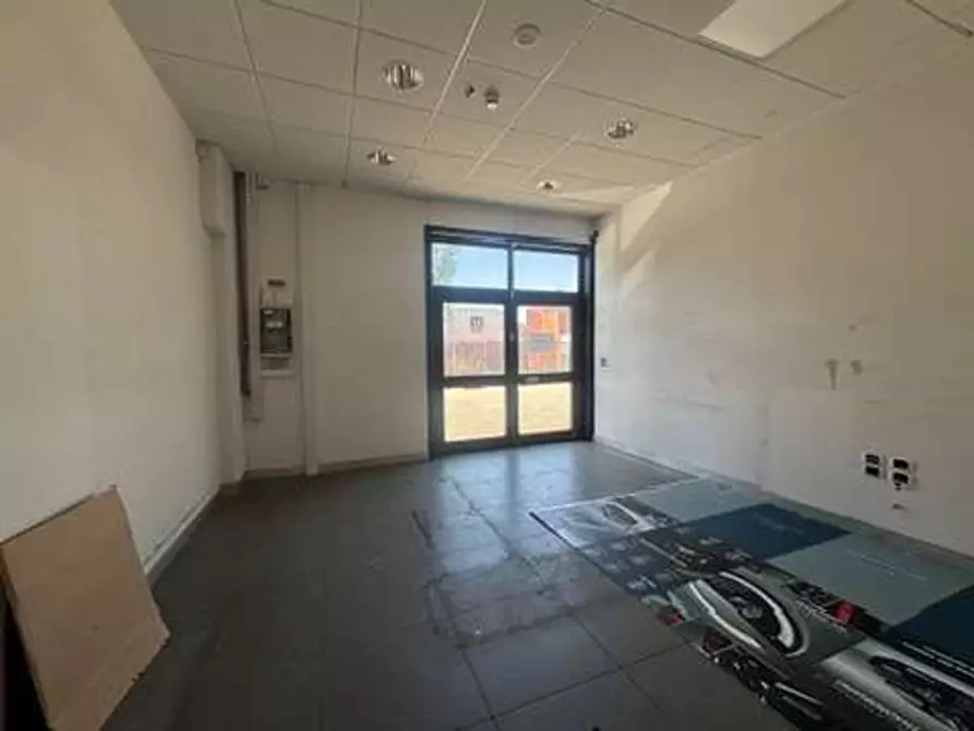 Immagine 11 di Capannone industriale in affitto  a Livorno