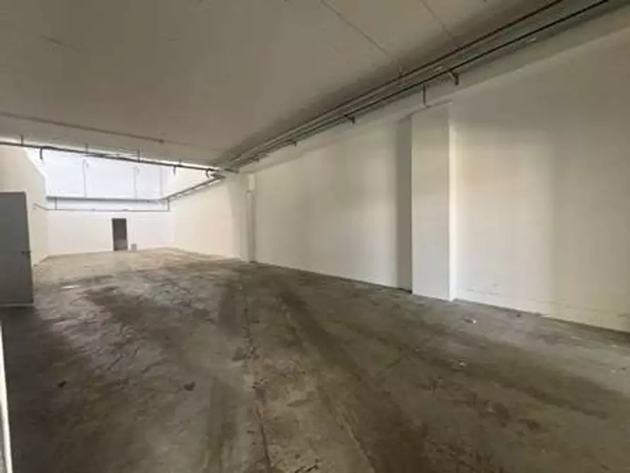 Immagine 10 di Capannone industriale in affitto  a Livorno