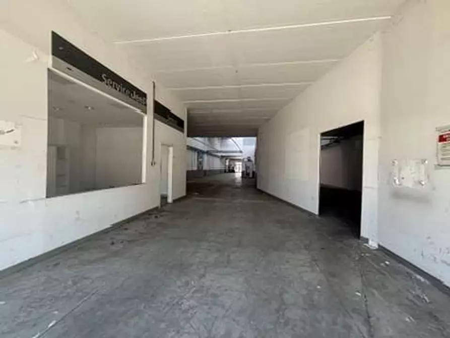 Immagine 18 di Capannone industriale in affitto  a Livorno