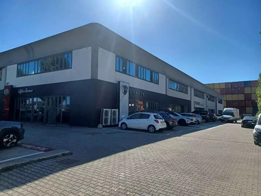 Immagine 2 di Capannone industriale in affitto  a Livorno