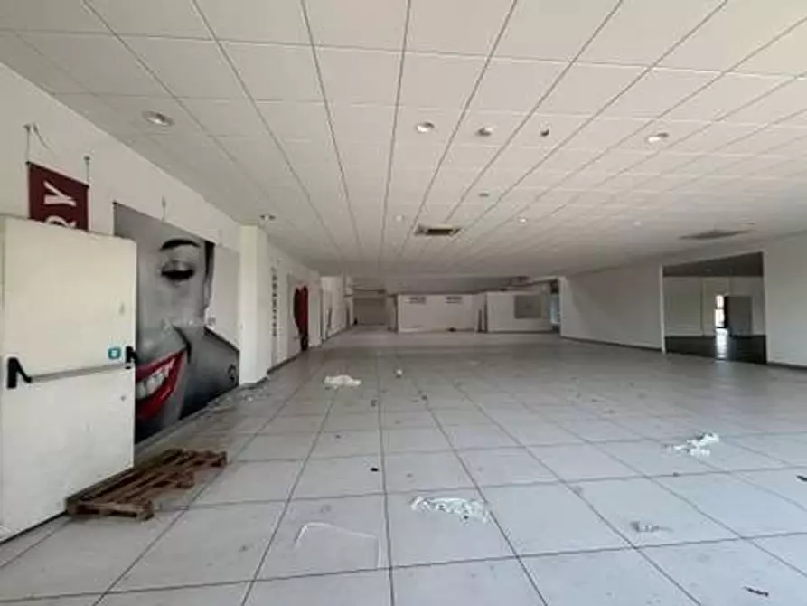 Immagine 23 di Capannone industriale in affitto  a Livorno
