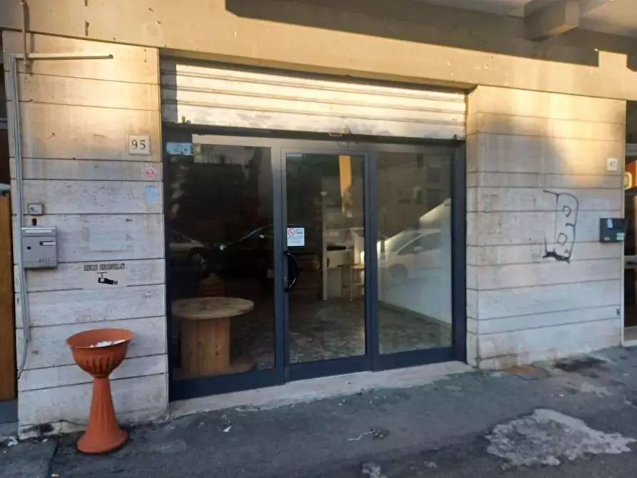 Immagine 1 di Locale commerciale in affitto  a Livorno