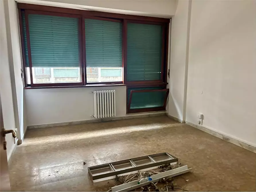 Immagine 10 di Ufficio in affitto  a Livorno