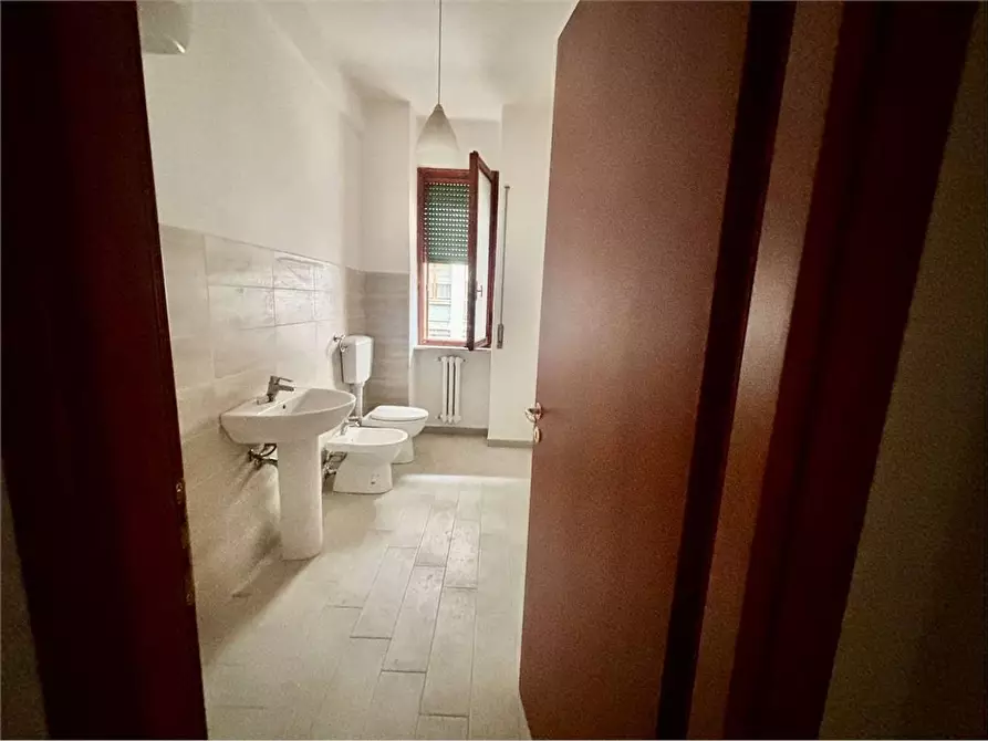 Immagine 8 di Ufficio in affitto  a Livorno