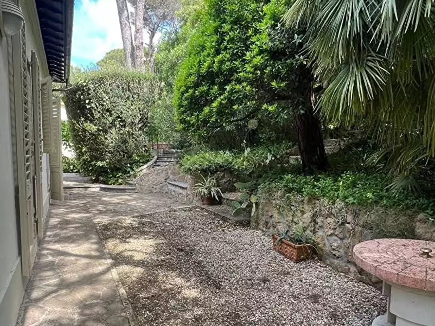 Immagine 10 di Villa in vendita  a Livorno