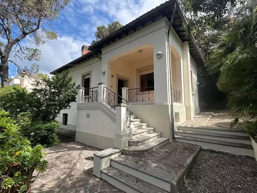 Immagine 2 di Villa in vendita  a Livorno