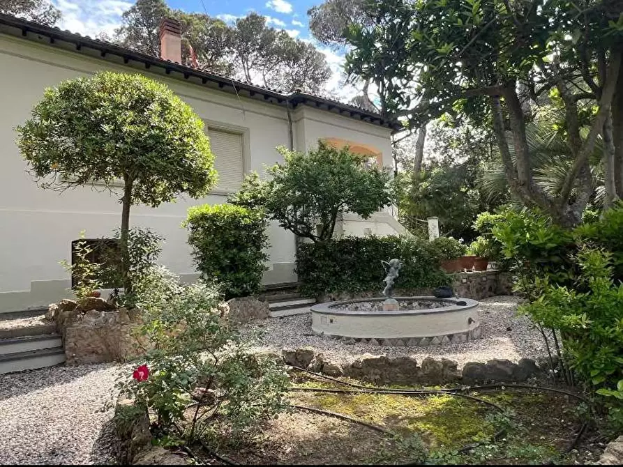 Immagine 1 di Villa in vendita  a Livorno