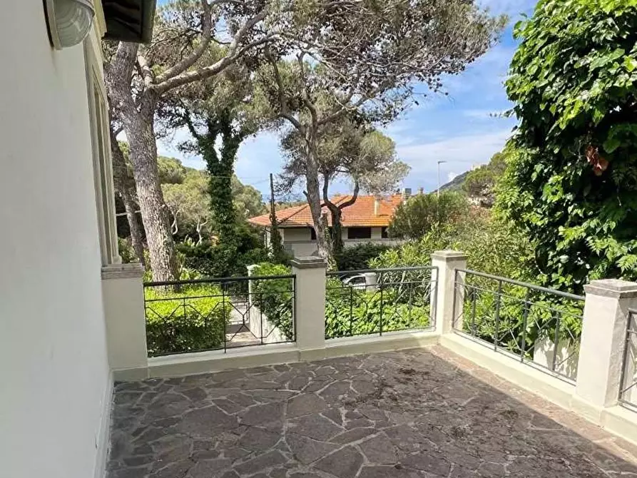 Immagine 9 di Villa in vendita  a Livorno