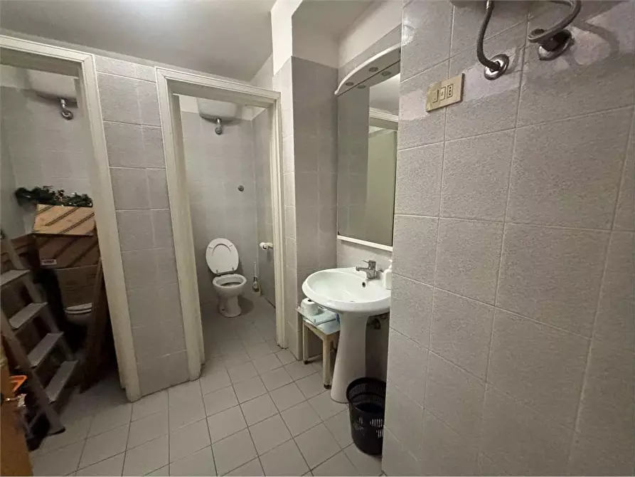 Immagine 3 di Ufficio in affitto  a Livorno