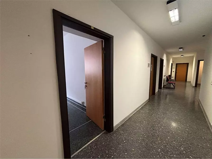 Immagine 2 di Ufficio in affitto  a Livorno