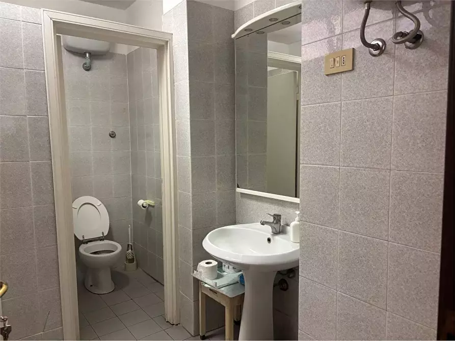 Immagine 4 di Ufficio in affitto  a Livorno