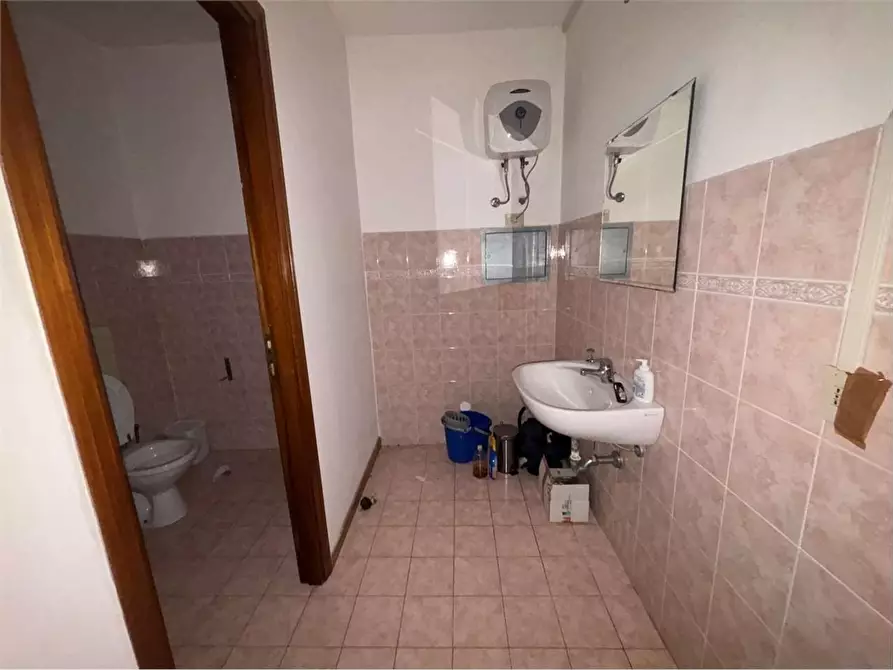 Immagine 15 di Ufficio in affitto  a Livorno