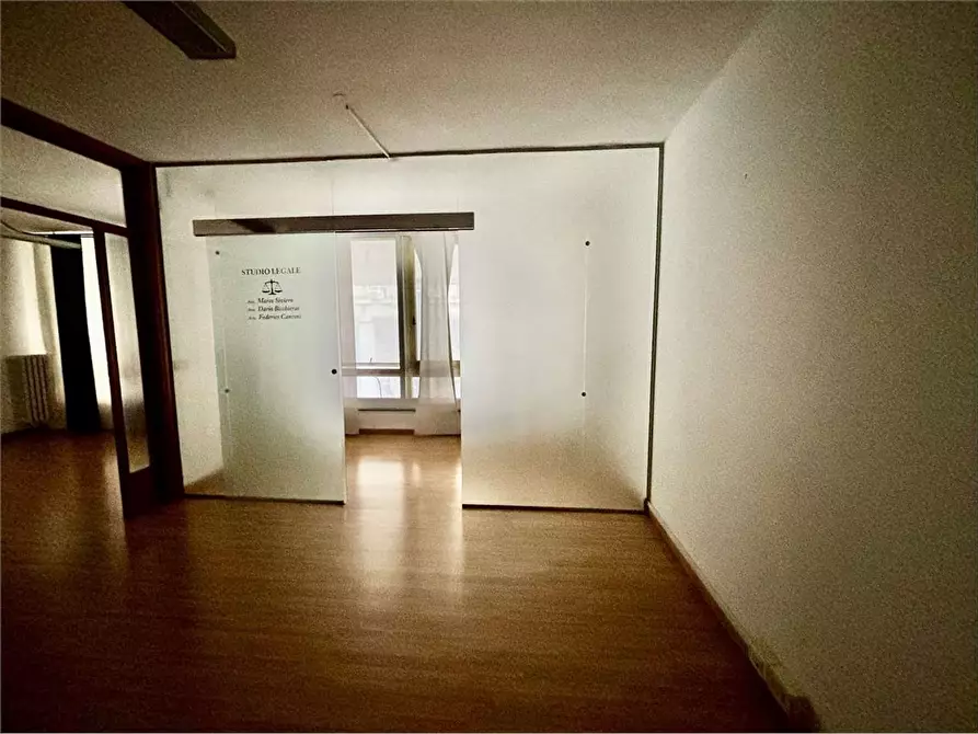 Immagine 1 di Ufficio in affitto  a Livorno