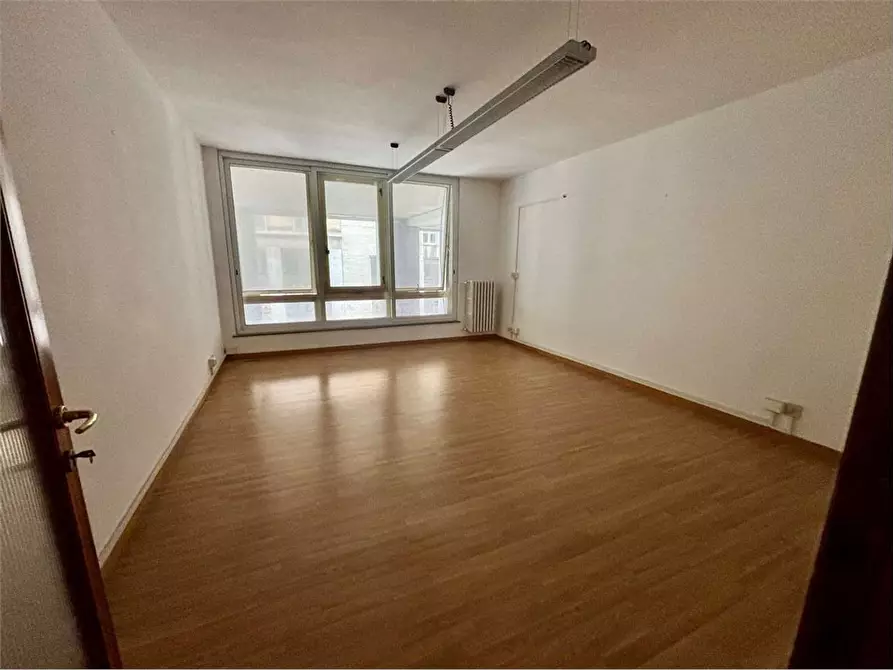 Immagine 13 di Ufficio in affitto  a Livorno