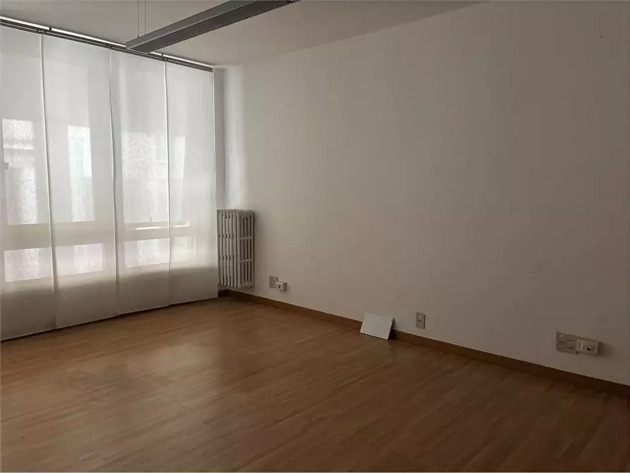 Immagine 9 di Ufficio in affitto  a Livorno