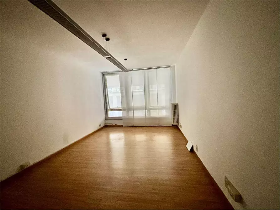 Immagine 11 di Ufficio in affitto  a Livorno