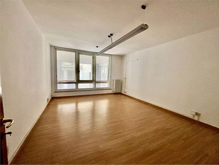 Immagine 10 di Ufficio in affitto  a Livorno