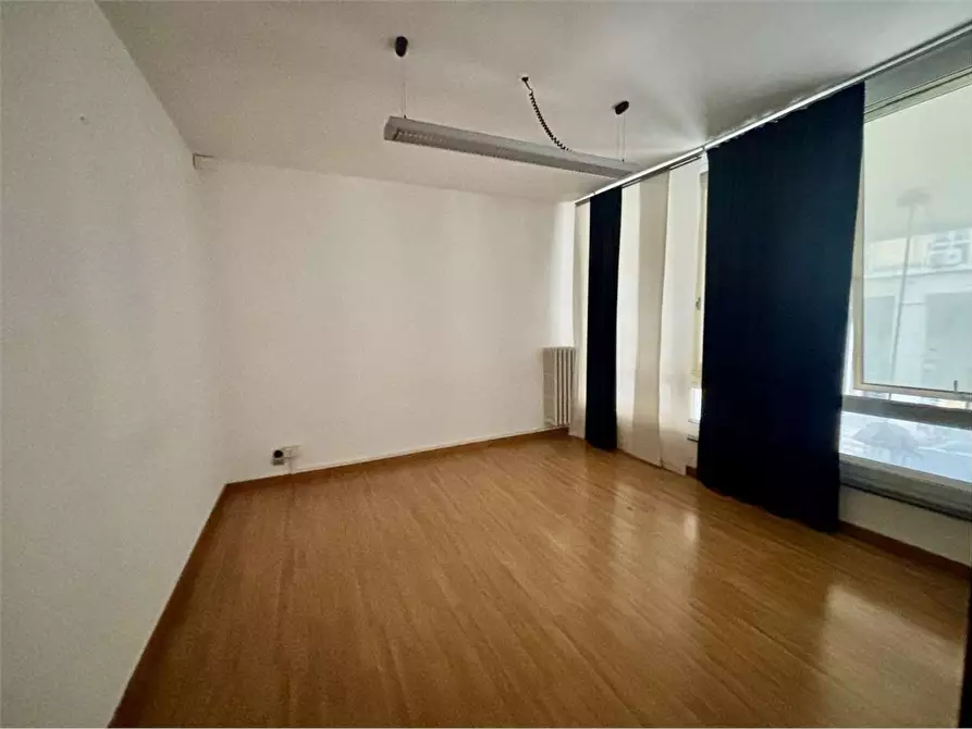 Immagine 7 di Ufficio in affitto  a Livorno