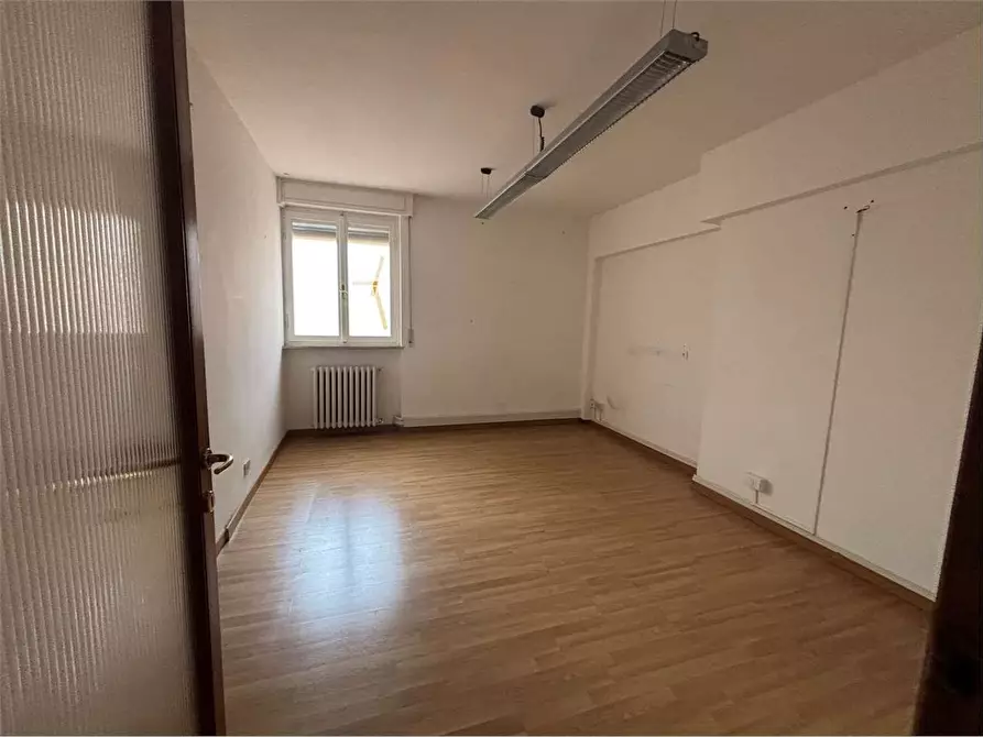 Immagine 19 di Ufficio in affitto  a Livorno