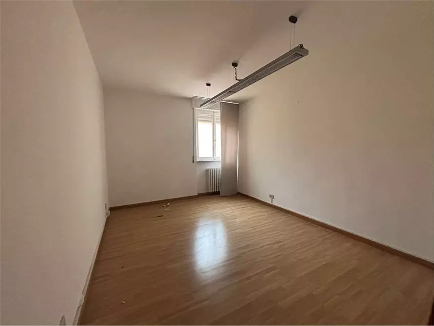 Immagine 20 di Ufficio in affitto  a Livorno