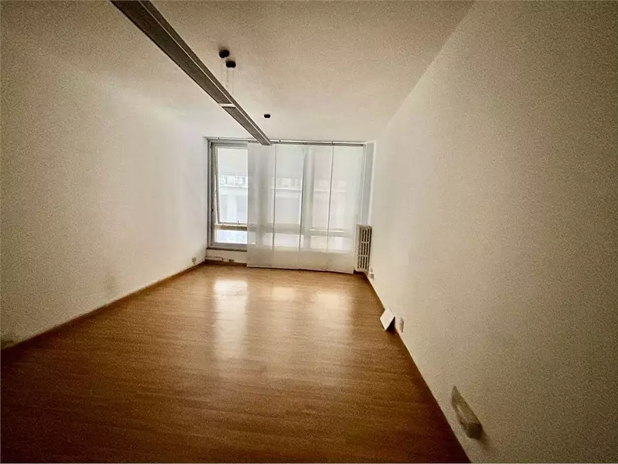 Immagine 12 di Ufficio in affitto  a Livorno