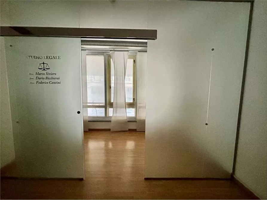 Immagine 3 di Ufficio in affitto  a Livorno