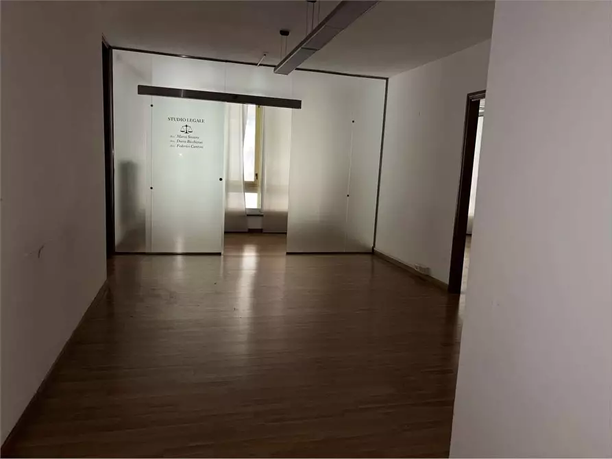 Immagine 5 di Ufficio in affitto  a Livorno