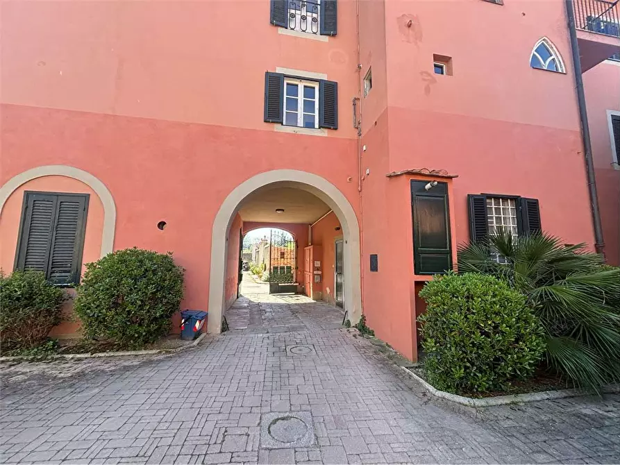 Immagine 2 di Laboratorio in affitto  a Livorno