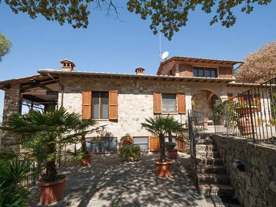 Immagine 2 di Villa in vendita  a Radda In Chianti