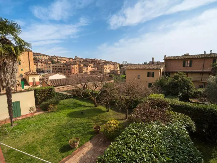 Immagine 1 di Appartamento in vendita  a Siena