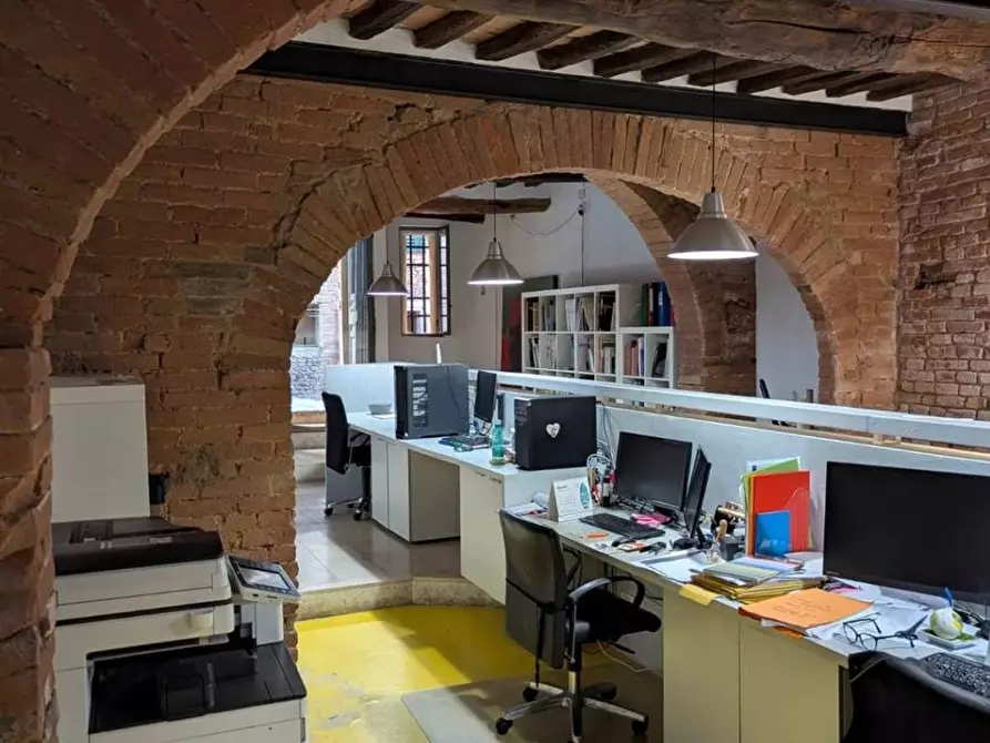 Immagine 17 di Ufficio in vendita  a Siena
