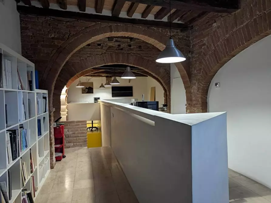 Immagine 4 di Ufficio in vendita  a Siena