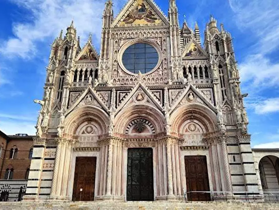 Immagine 15 di Locale commerciale in vendita  a Siena