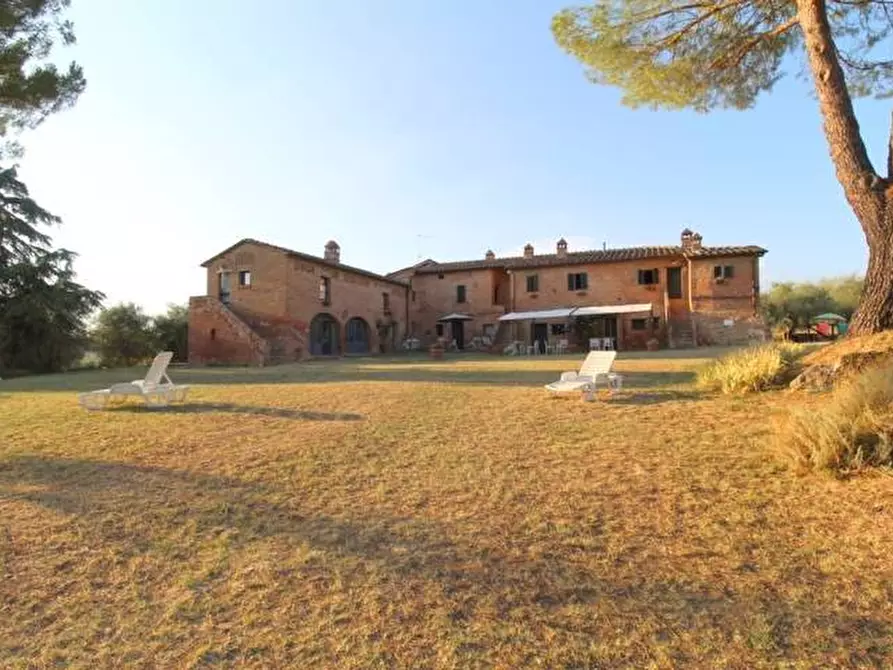 Immagine 5 di Casa colonica in vendita  a Siena
