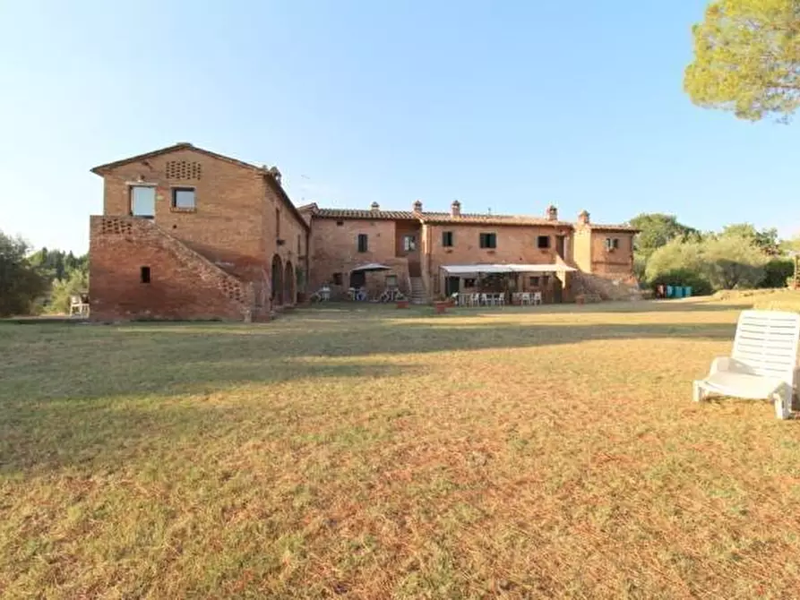 Immagine 2 di Casa colonica in vendita  a Siena