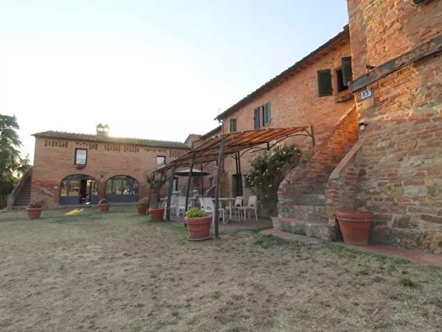 Immagine 17 di Casa colonica in vendita  a Siena