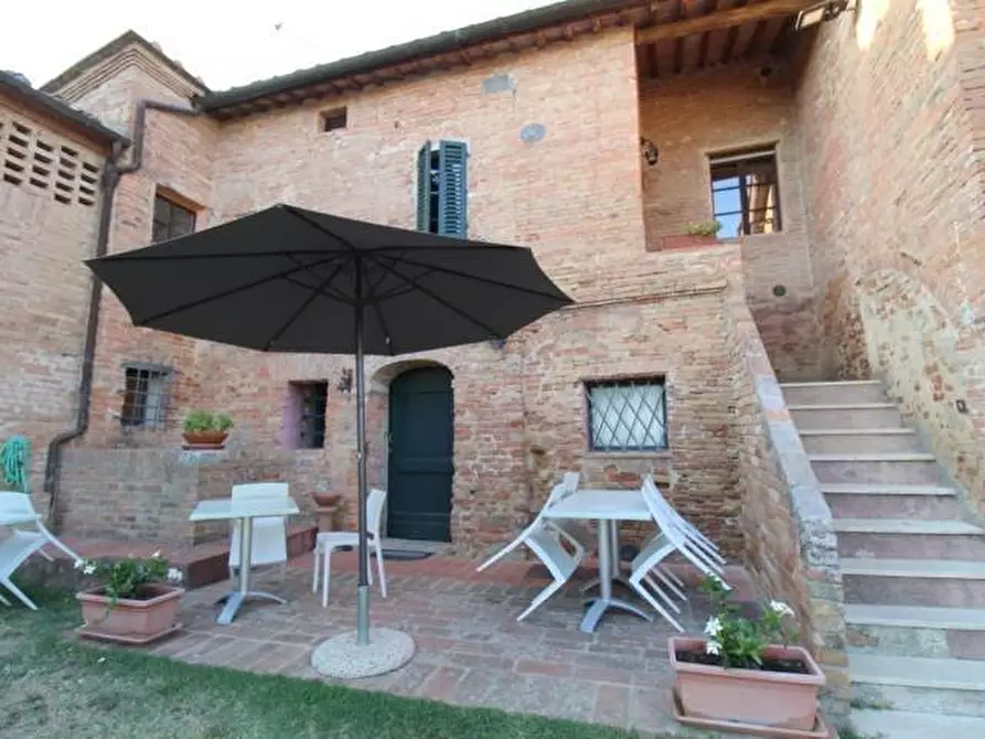 Immagine 9 di Casa colonica in vendita  a Siena