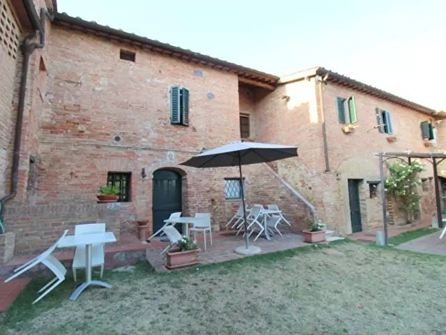 Immagine 8 di Casa colonica in vendita  a Siena
