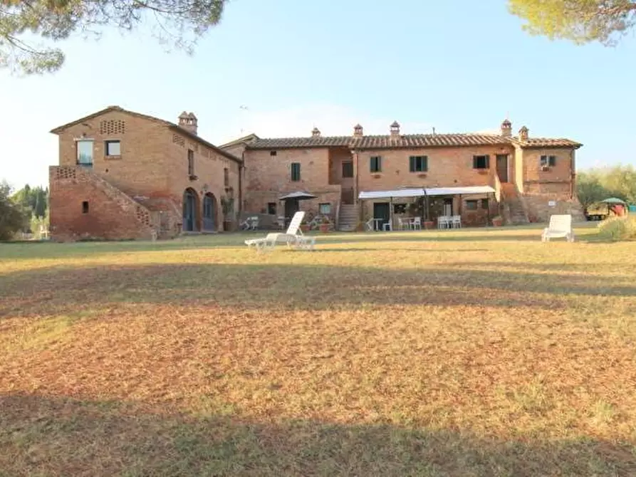 Immagine 6 di Casa colonica in vendita  a Siena