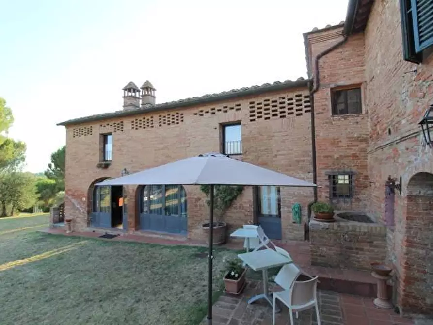 Immagine 12 di Casa colonica in vendita  a Siena
