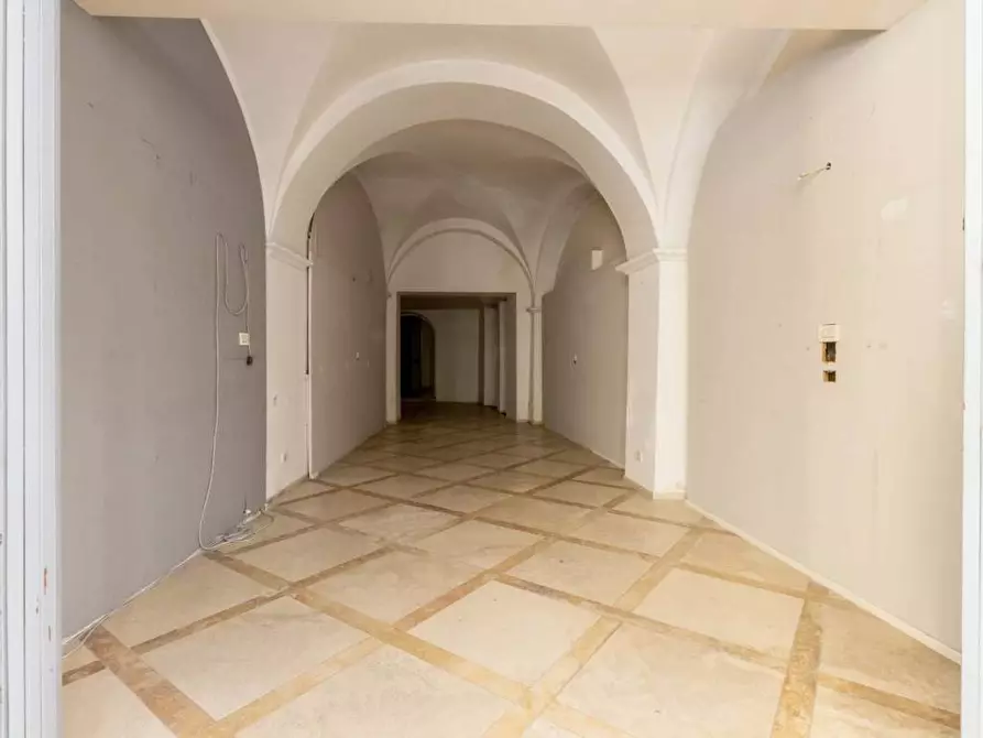 Immagine 9 di Locale commerciale in affitto  a Siena