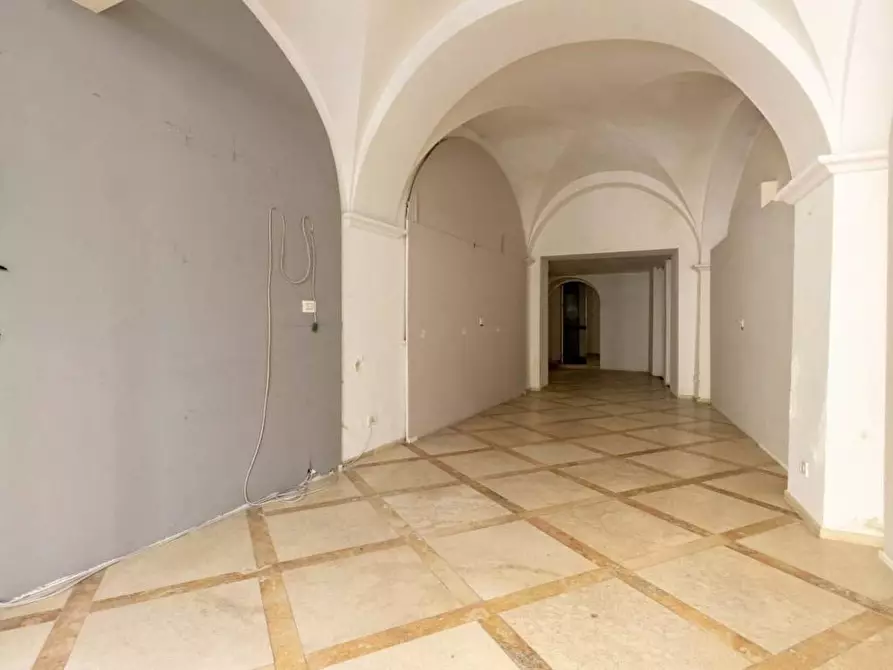 Immagine 7 di Locale commerciale in affitto  a Siena