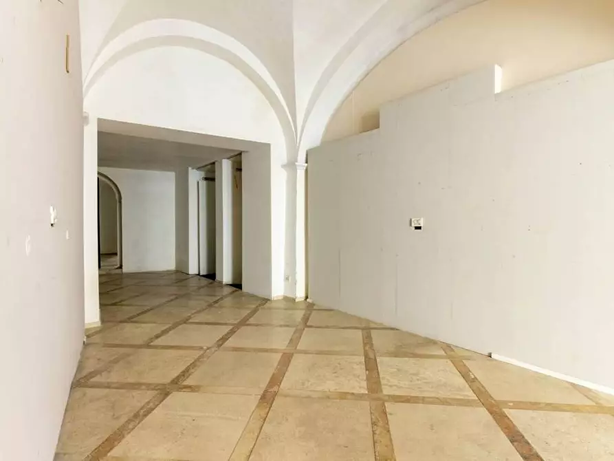 Immagine 12 di Locale commerciale in affitto  a Siena
